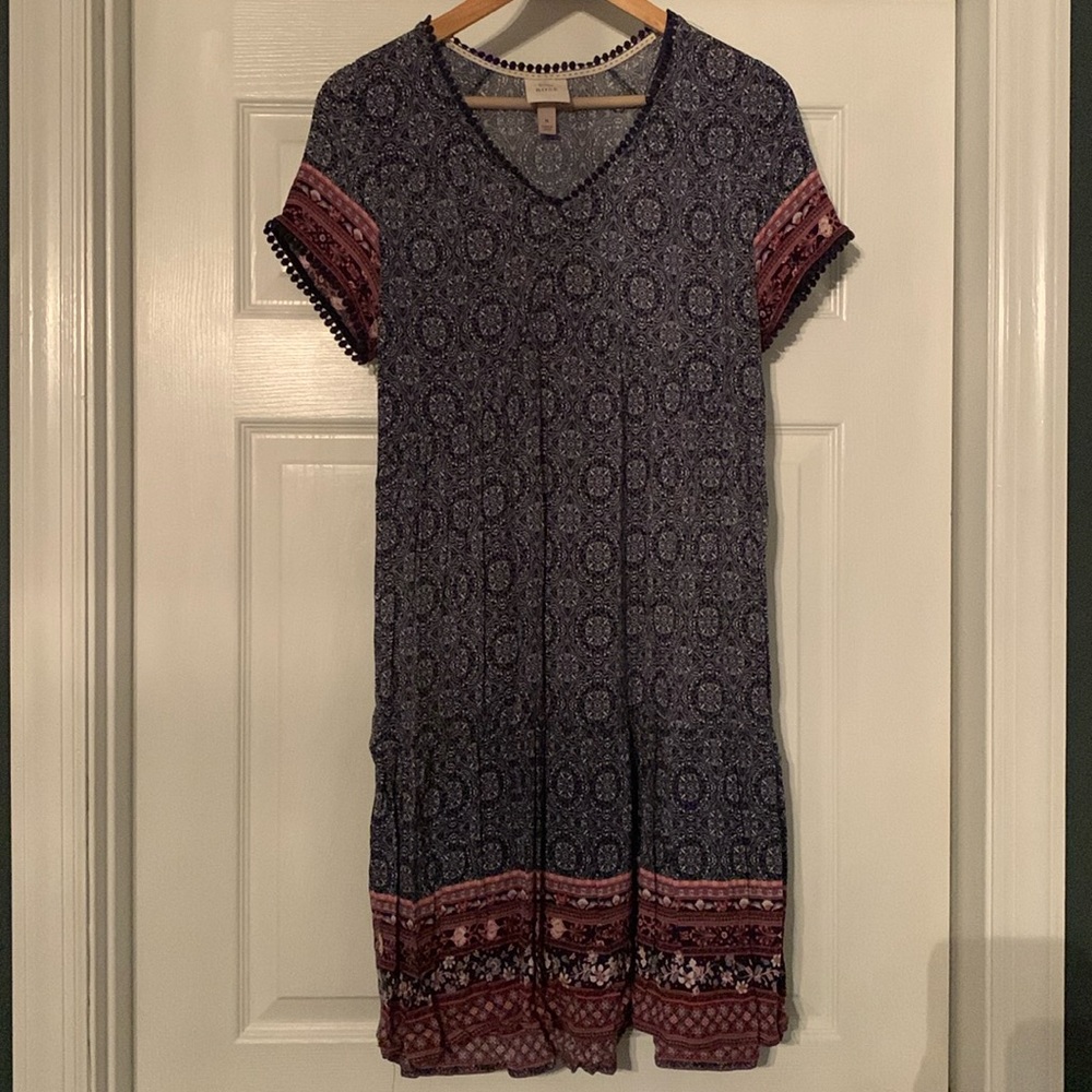 Women’s Knox Rose V-neck short sleeve dress.